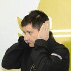 Toni Cuquerella en el box de HRT en Jerez