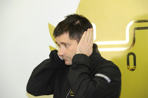 Toni Cuquerella en el box de HRT en Jerez