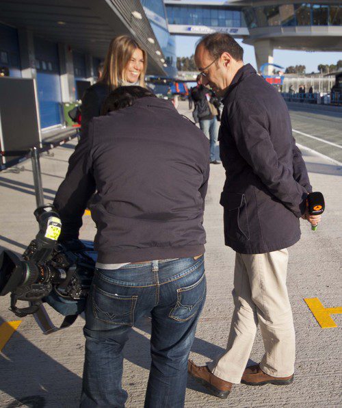 Nira Juanco junto a los reporteros de Antena 3 en Jerez