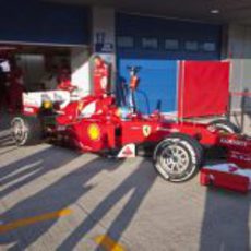 Fernando Alonso sale de boxes con el Ferrari F2012