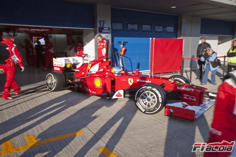Fernando Alonso sale de boxes con el Ferrari F2012