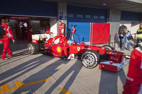 Fernando Alonso sale de boxes con el Ferrari F2012