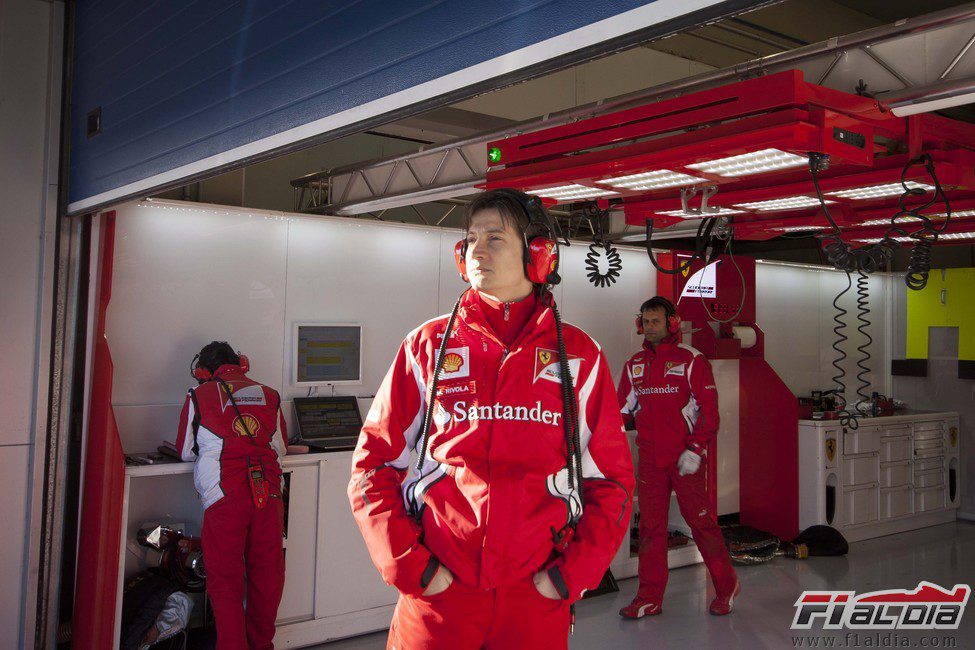 Los ingenieros de Ferrari trabajando en Jerez
