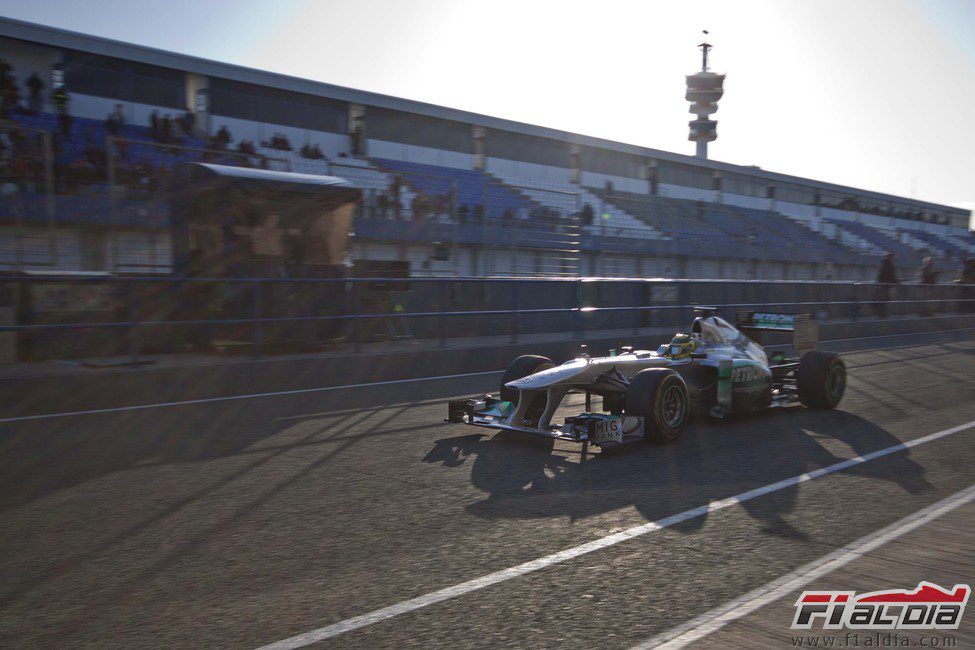 Nico Rosberg sale a pista el jueves con el Mercedes