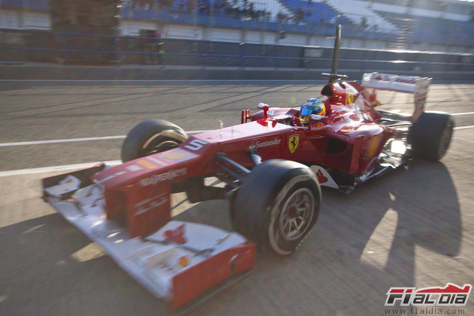 Fernando Alonso vuelve a boxes con el Ferrari de 2012