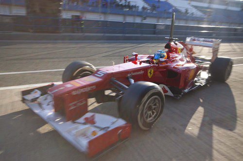 Fernando Alonso vuelve a boxes con el Ferrari de 2012