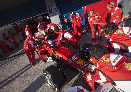 Los mecánicos meten el Ferrari de Alonso en boxes