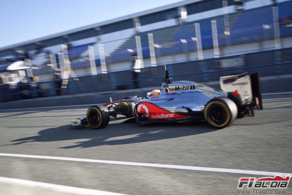 Lewis Hamilton sale a pista con el MP4-27