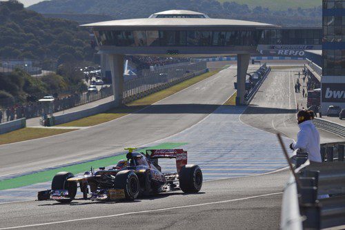 Vergne sale a pista con el Toro Rosso STR7