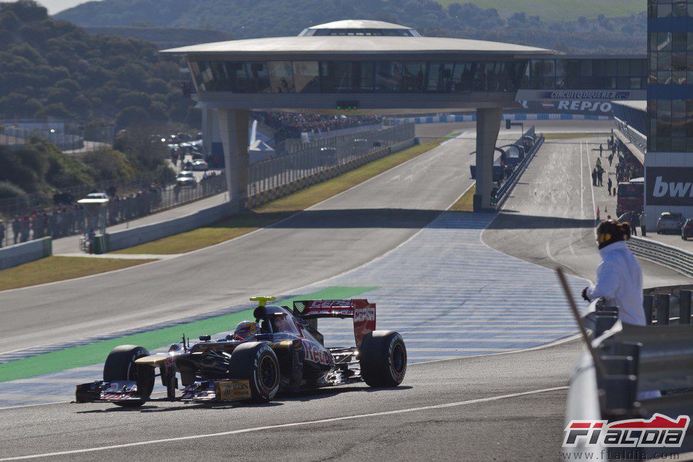 Vergne sale a pista con el Toro Rosso STR7