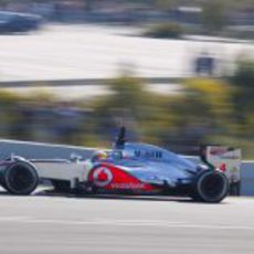 Hamilton rueda con el McLaren en la pista de Jerez