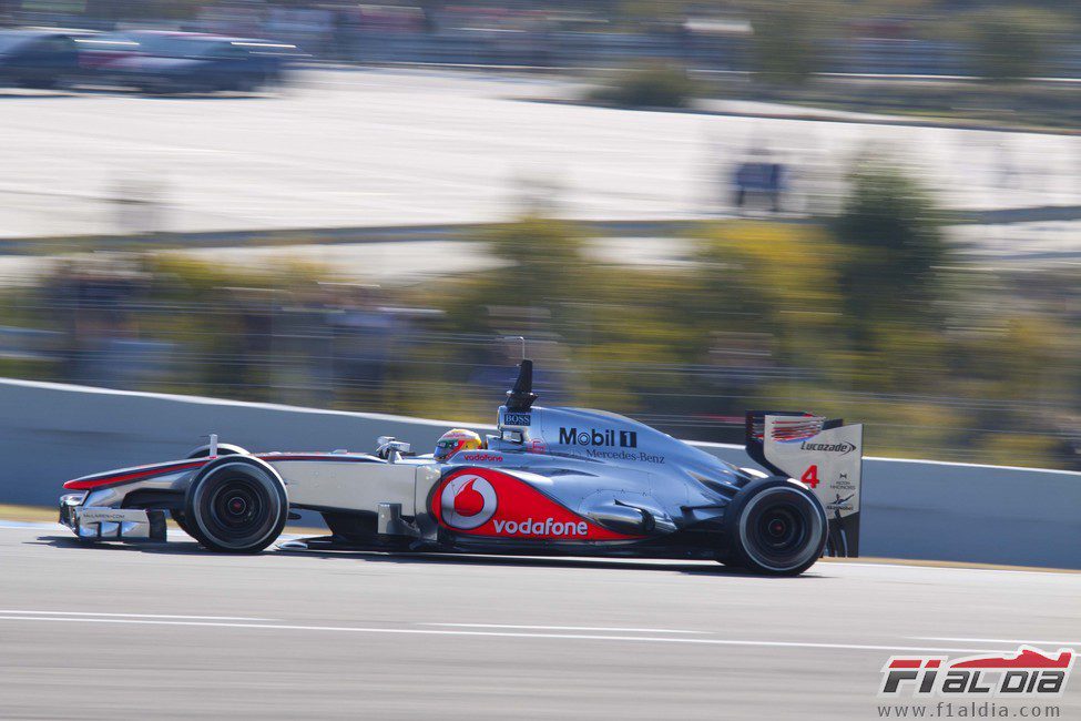 Hamilton rueda con el McLaren en la pista de Jerez