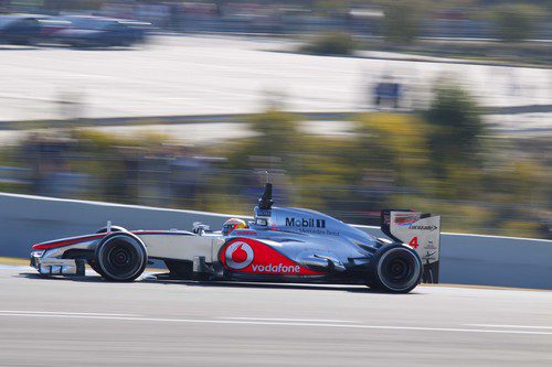 Hamilton rueda con el McLaren en la pista de Jerez