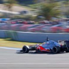 Hamilton pisa a fondo con el MP4-27 en Jerez