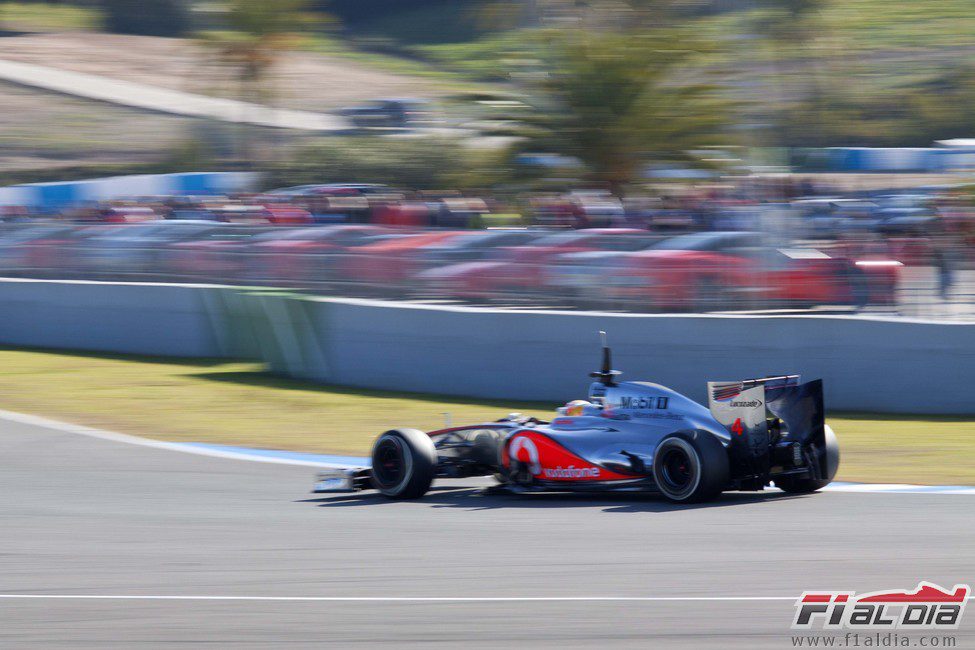 Hamilton pisa a fondo con el MP4-27 en Jerez