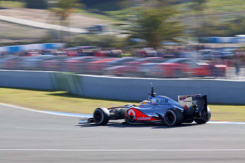 Hamilton pisa a fondo con el MP4-27 en Jerez