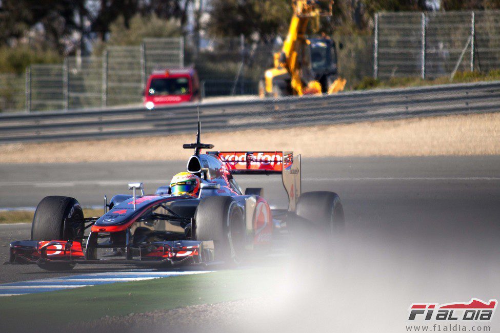 Lewis Hamilton con el McLaren sobre el asfalto