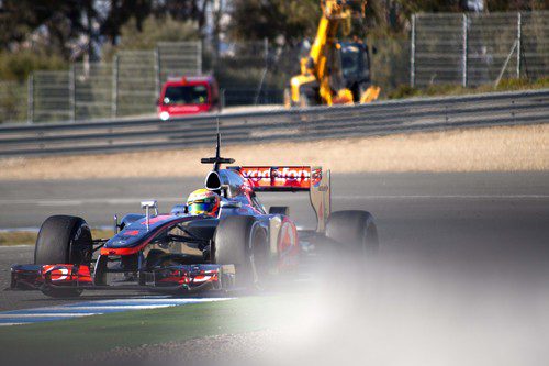 Lewis Hamilton con el McLaren sobre el asfalto