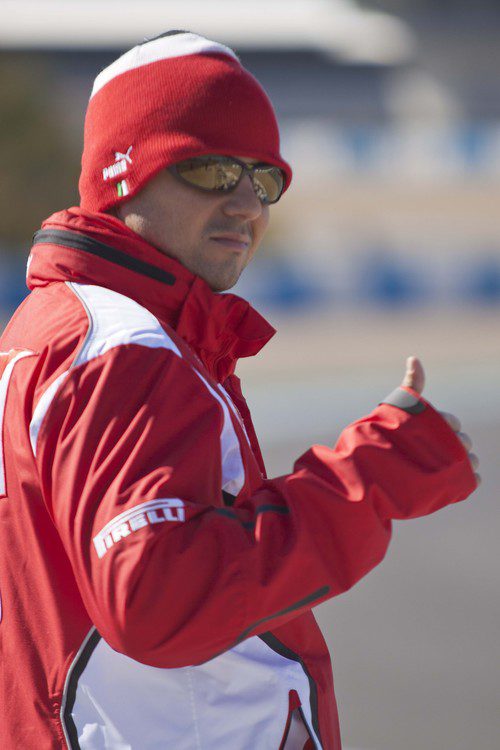 Felipe Massa abrigado en el circuito de Jerez