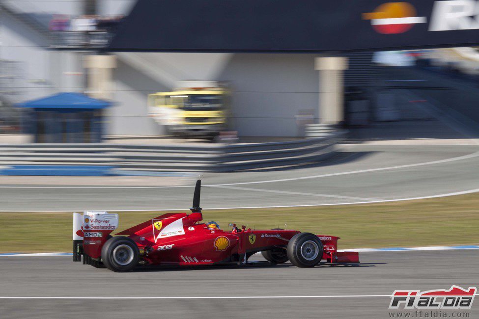 Alonso rueda en Jerez con el F2012