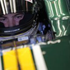 Giedo van der Garde sentado en el Caterham CT01