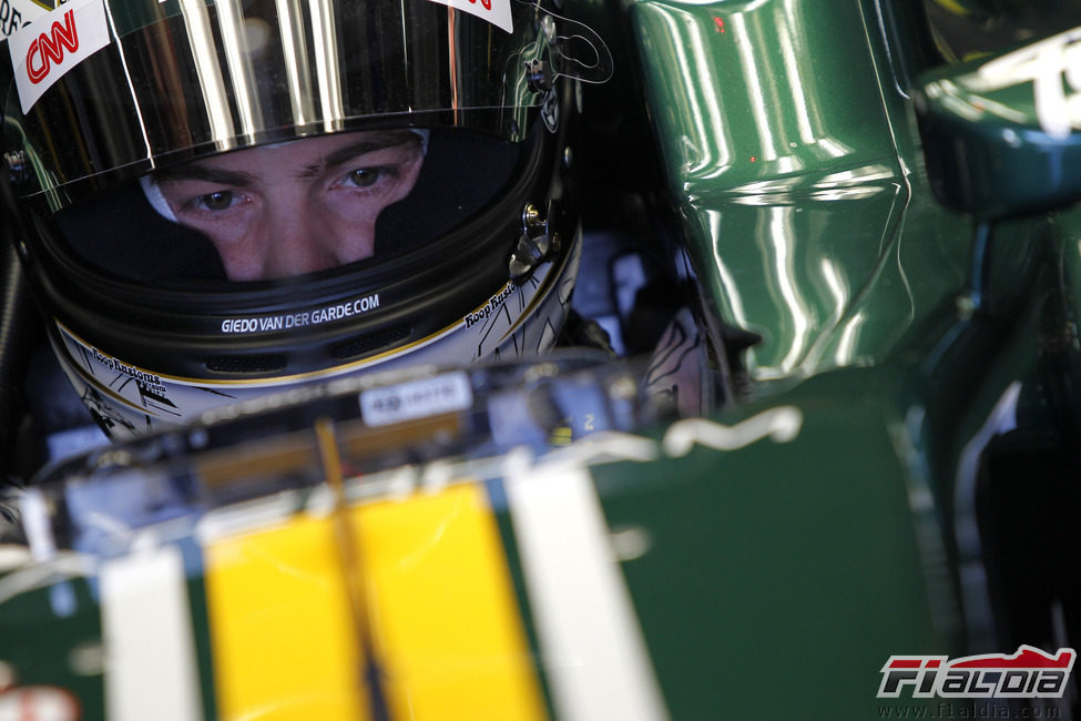Giedo van der Garde sentado en el Caterham CT01