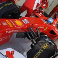 Fernando Alonso con el Ferrari en su box de Jerez