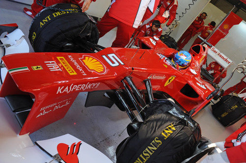 Fernando Alonso con el Ferrari en su box de Jerez