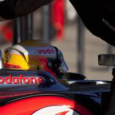 Lewis Hamilton sentado en el McLaren MP4-27