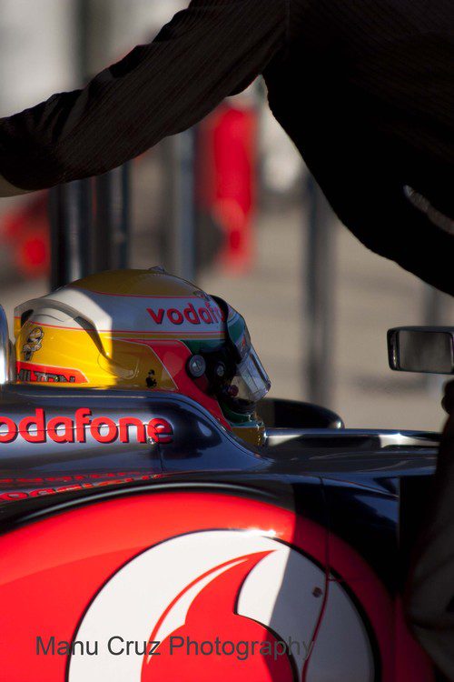 Lewis Hamilton sentado en el McLaren MP4-27