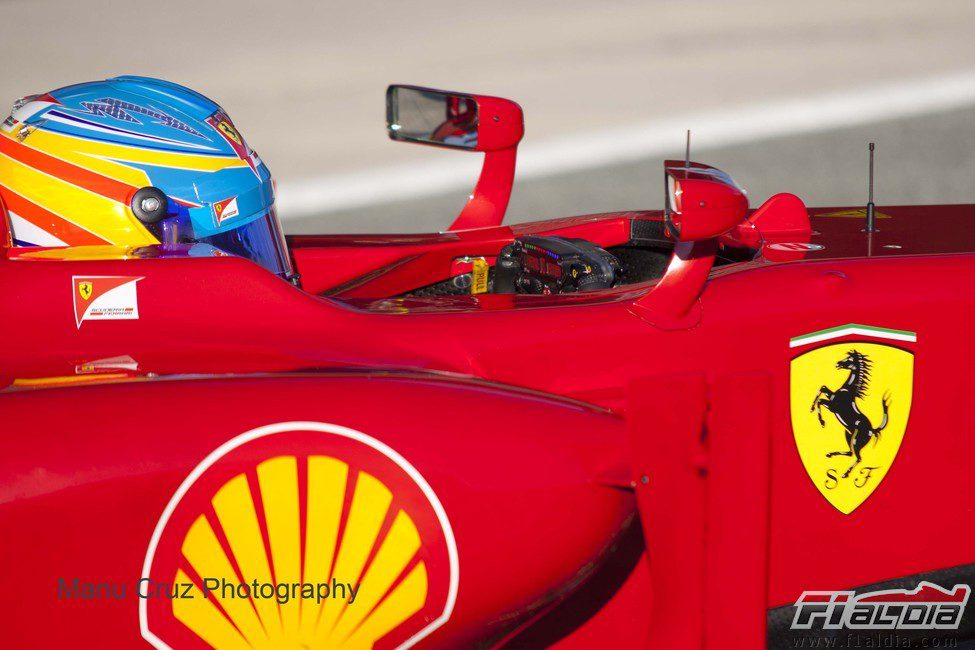 Fernando Alonso pilotando el Ferrari en Jerez