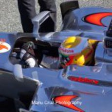 Hamilton ajusta el volante de su McLaren en Jerez