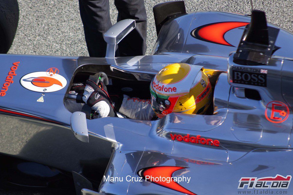 Hamilton ajusta el volante de su McLaren en Jerez