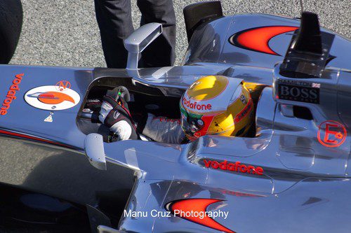 Hamilton ajusta el volante de su McLaren en Jerez