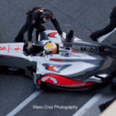 El McLaren de Hamilton vuelve a los boxes