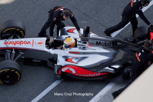 El McLaren de Hamilton vuelve a los boxes