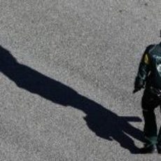 Mecánico de Caterham esperando a Trulli en Jerez