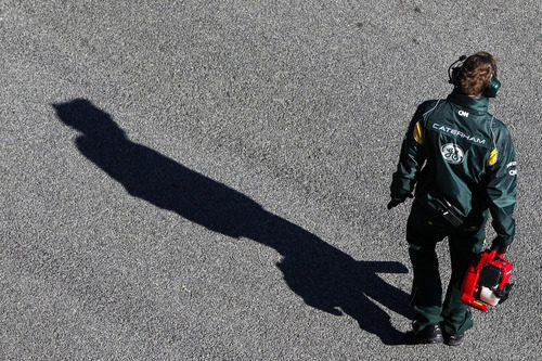 Mecánico de Caterham esperando a Trulli en Jerez