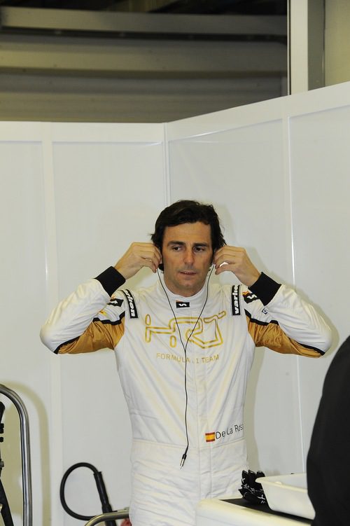 Pedro de la Rosa en el box de HRT en Jerez