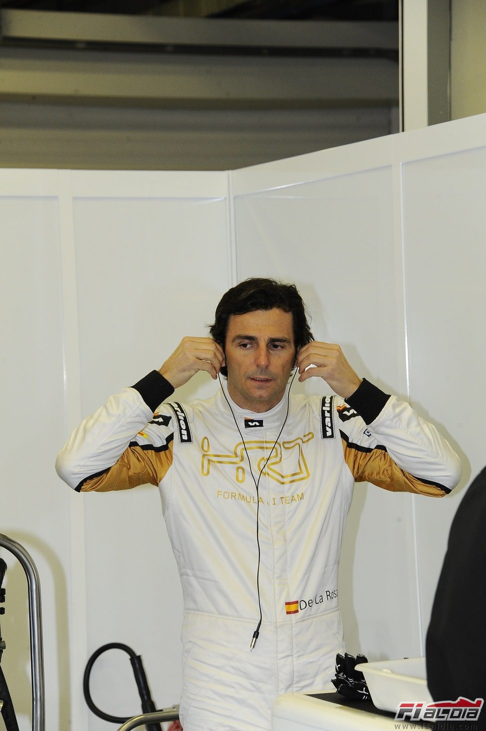 Pedro de la Rosa en el box de HRT en Jerez