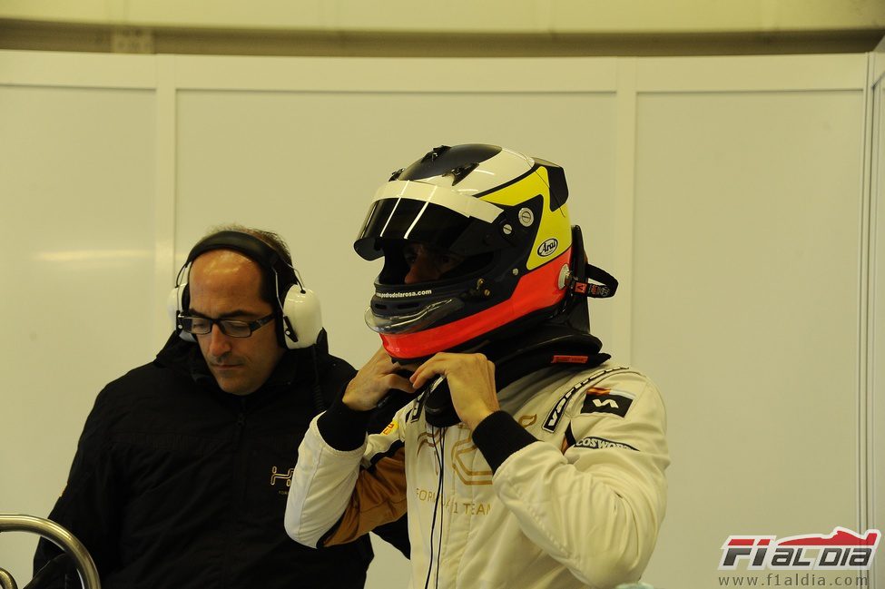 De la Rosa con su casco en el box de HRT en Jerez