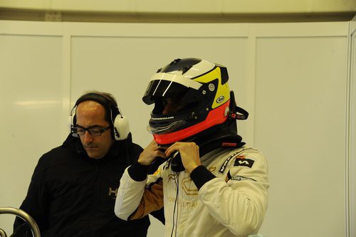 De la Rosa con su casco en el box de HRT en Jerez