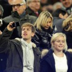 Sebastian Vettel y su novia en el Camp Nou