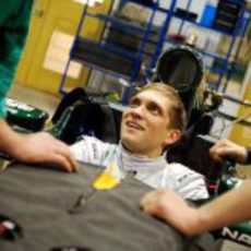 Vitaly Petrov sentado en el Caterham CT01