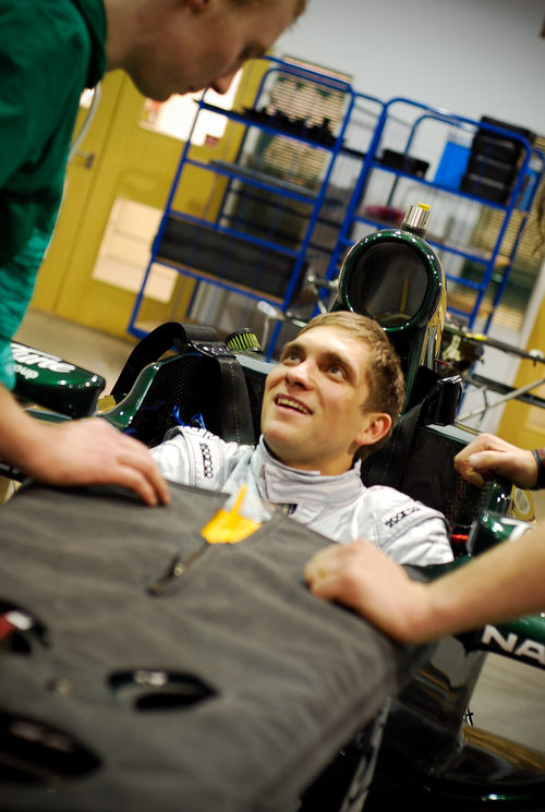 Vitaly Petrov sentado en el Caterham CT01