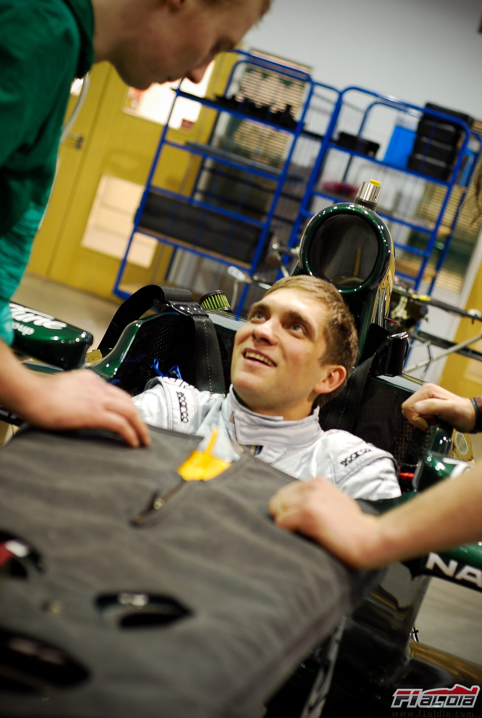 Vitaly Petrov sentado en el Caterham CT01