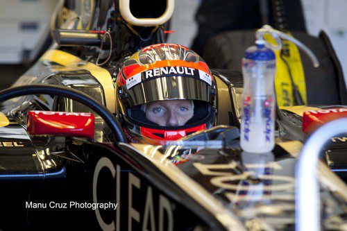 Romain Grosjean sentado en su Lotus E20 en Jerez