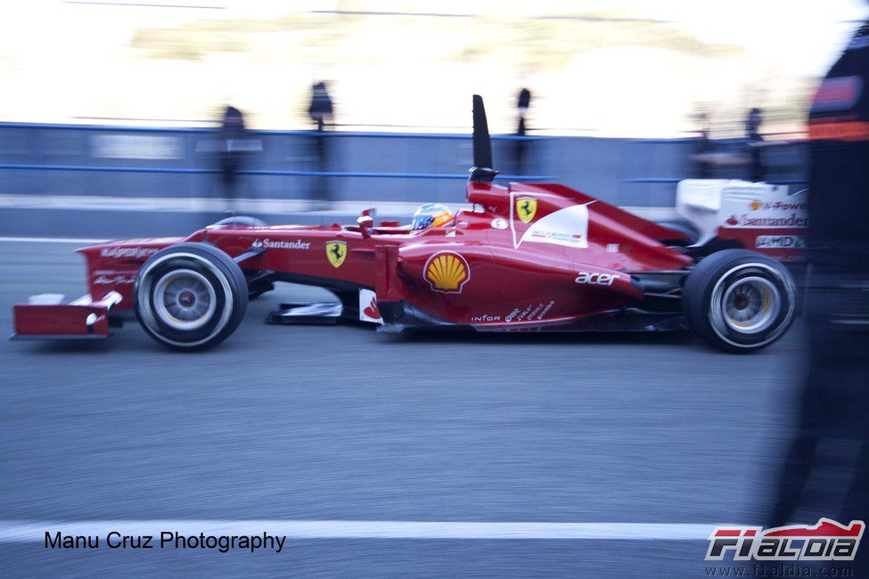Fernando Alonso sale a pista con el Ferrari F2012 en Jerez