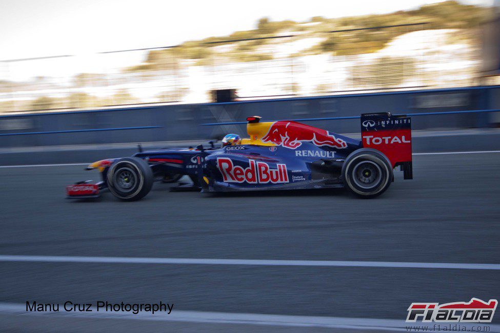 Sebastian Vettel sale a pista con el RB8 en Jerez