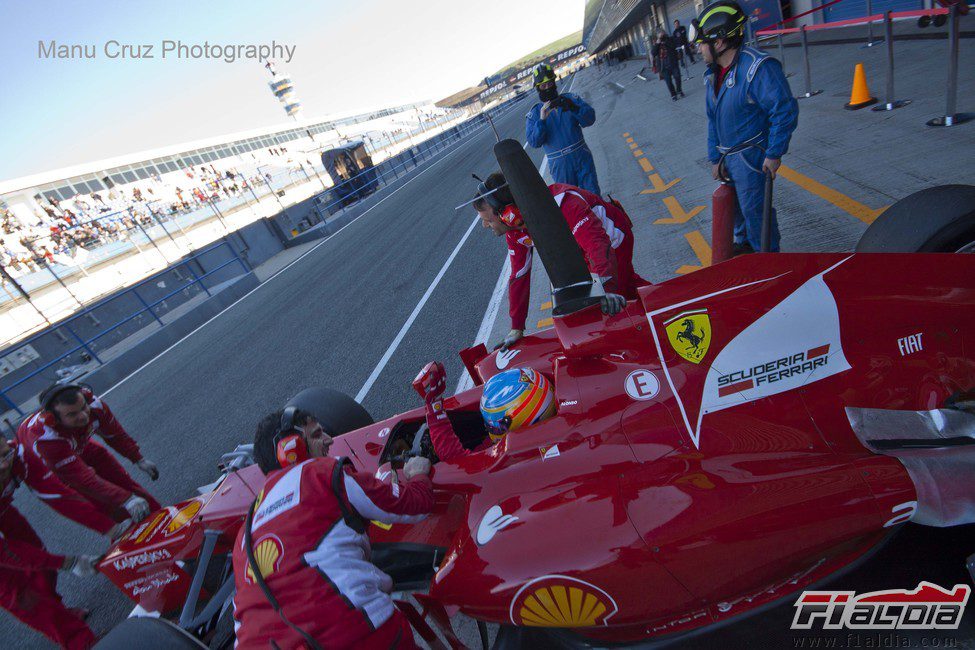 Alonso vuelve a boxes en su F2012